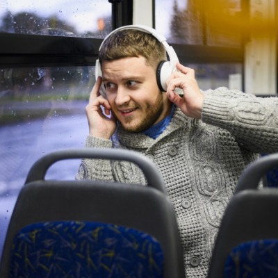 Podcasty na kółkach - jak wykorzystać czas w autobusie na edukację, relaks lub rozrywkę